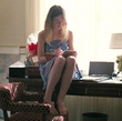 Elle Fanning assise sur le bureau