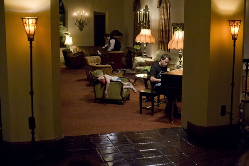 Stephen Dorff et Elle Fanning dans le hall de l'hôtel