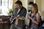 Chris Pontius et Elle Fanning jouent de la guitare