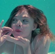 Elle Fanning fait semblant de boire dans la piscine