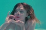 Elle Fanning fait semblant de boire dans la piscine