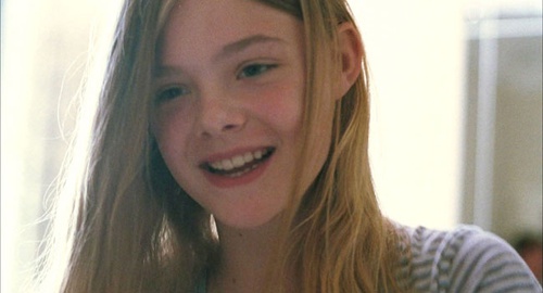 Elle Fanning sourit