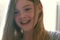 Elle Fanning sourit