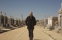 jason statham dans un cimetiere