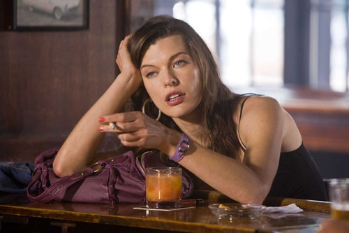 milla-jovovich-au-bar-jpg
