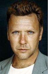  Mikael Persbrandt