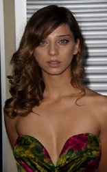  Angela Sarafyan 