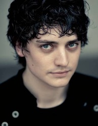  Aneurin Barnard