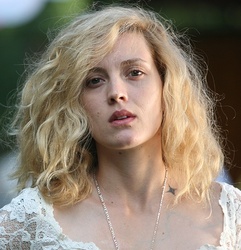  Evelyne Brochu