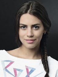  Lorenza Izzo 