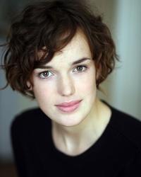  Elizabeth Henstridge