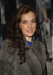  Ayelet Zurer