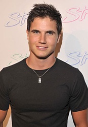  Robbie Amell