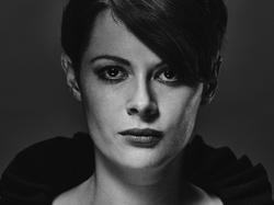  Emily Beecham