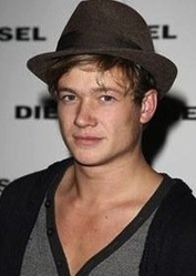  Ed Speleers