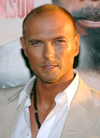 Luke Goss dans une course automobile pas comme les autres. 
