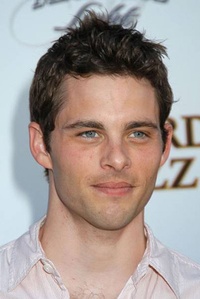 James Marsden fait le lapin de Pâques!
