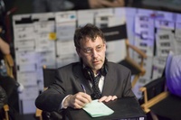 Sam Raimi marche à l'ombre.