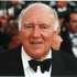 Michel Piccoli dit la messe en latin.