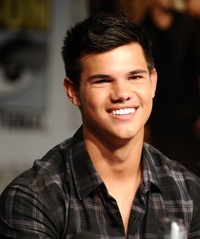 Taylor Lautner est élastique.