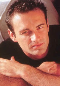 Julian McMahon fait respecter l'ordre !