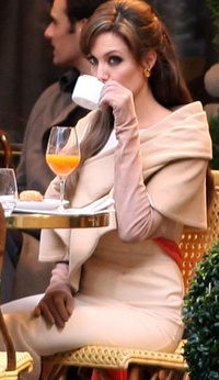 Angelina Jolie joue les touristes à Paris !