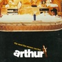 Helen Mirren, nounou de Russel Brand dans un remake d'Arthur