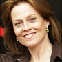 Sigourney Weaver voit rouge