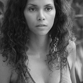 Halle Berry au parfum