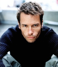 Maggie Grace et Guy Pearce dans un film de Luc Besson