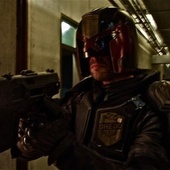 Karl Urban en Judge Dredd ça donne ça...