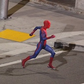 Spider-man tout en costume, de la tête au pied !