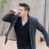 Colin Farrell, jamais sans sa bouteille...