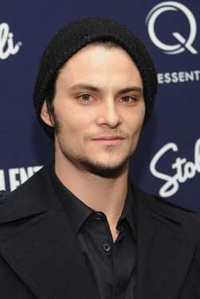 Evil Dead Remake accueille Shiloh Fernandez