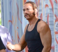 Jean Claude Van Damme avec la moustache !