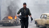 Chuck Norris se dévoile dans The Expendables 2