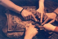 Ouija a de nouveaux scénaristes-réalisateurs