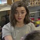 Maisie Williams alias Arya Stark piège des fans et leur fait rejouer des scènes de Game of Thrones !