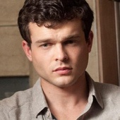 Alden Ehrenreich remplace Harrison Ford et joue le jeune Han Solo dans le Spinoff de Star Wars !