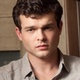 Alden Ehrenreich remplace Harrison Ford et joue le jeune Han Solo dans le Spinoff de Star Wars !