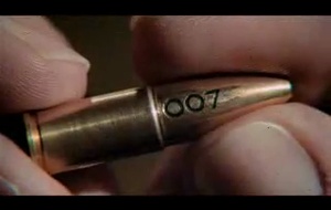 L'homme au pistolet d'or  Bande annonce VO